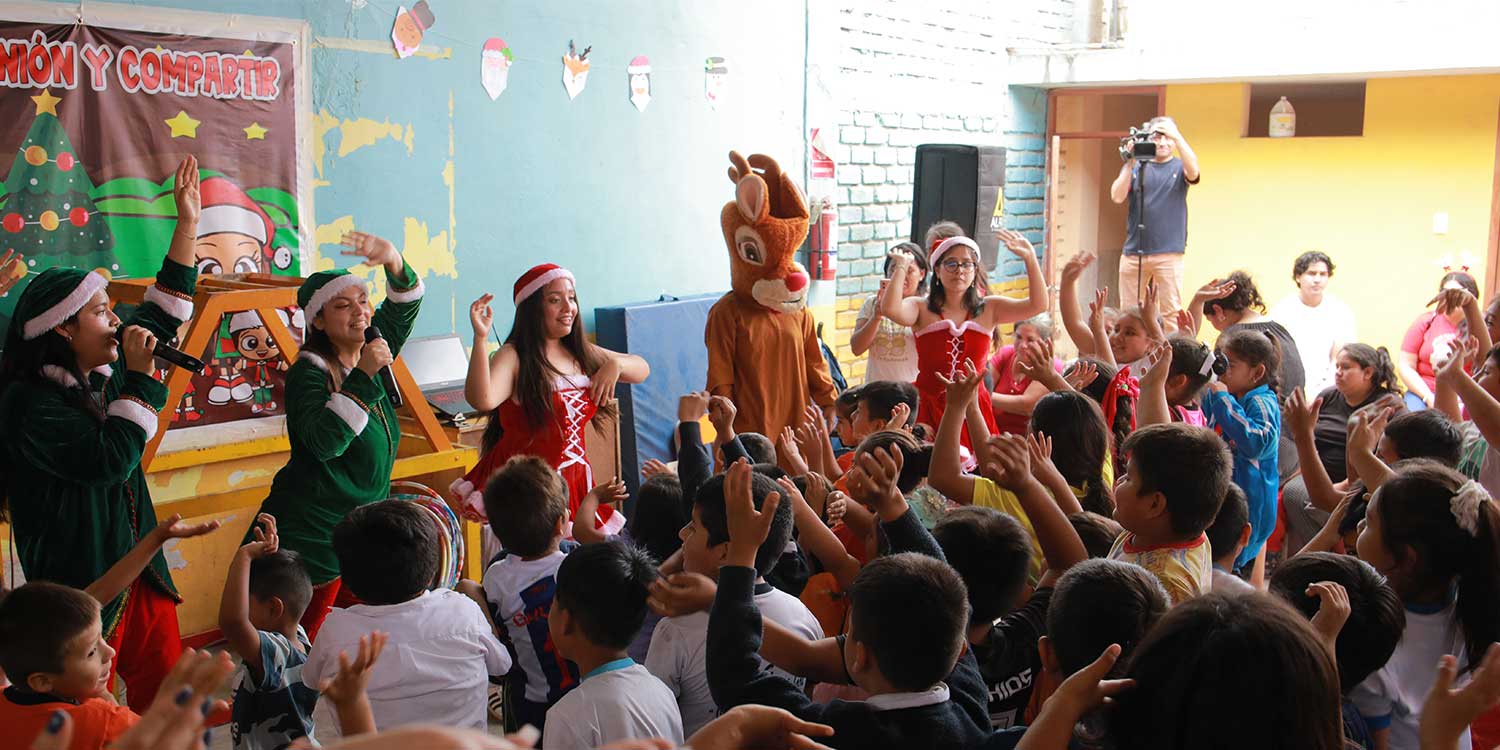 Más de 100 familias se benefician con Tiempos de Navidad, de la UPAO - Los vecinos de Santo Domingo reciben atención médica y otros servicios, de parte de los especialistas y estudiantes orreguianos.